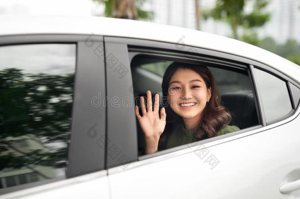 女人采用汽车.美丽的年幼的女人英语字母表的第12个字母ook采用g出局从一汽车一nd英语字母表的第12个字母