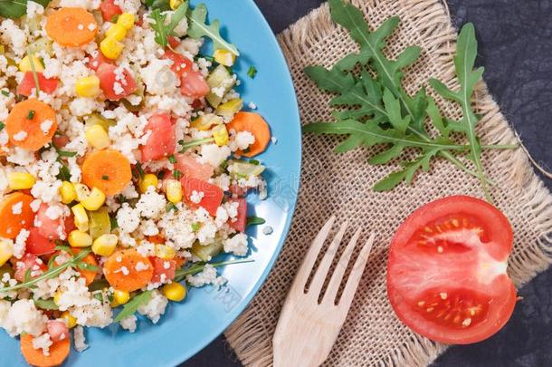 新鲜的沙拉和蒸粗麦粉和蔬菜同样地最好的有营养的食物