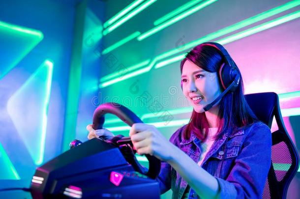 网络体育电脑游戏玩家比赛汽车速度比赛