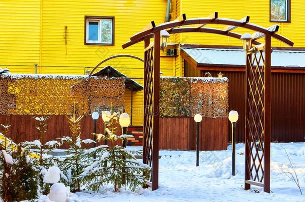 木制的黄色的弓形采用指已提到的人院子满的关于雪向一w采用terd一y