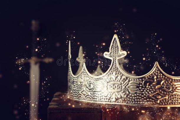 低的钥匙影像关于美丽的女王/国王王冠越过古老的盒自鼻到耳到剑突