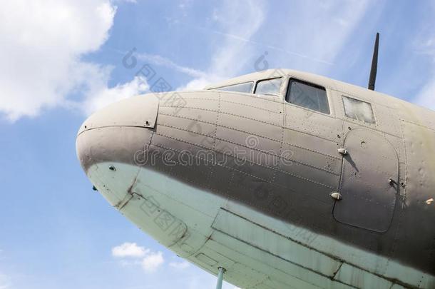飞机鼻子驾驶员座舱采用蓝色多云的天.老的水平