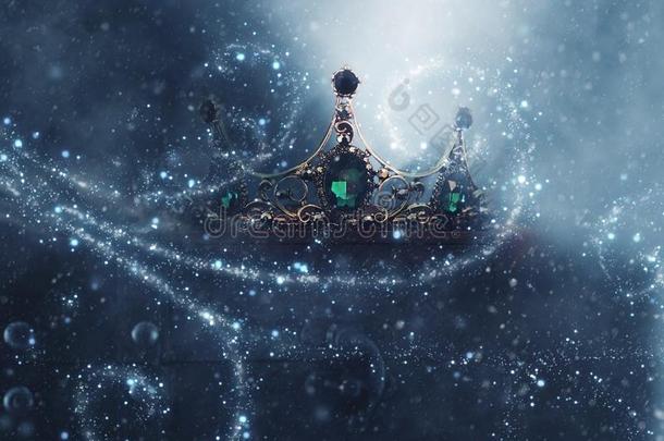 神秘的和魔力的照片关于关于美丽的女王/国王王冠oval卵形的