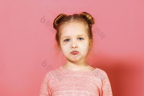 特写镜头肖像关于打翻小的女孩和一缕关于头发越过圆周率