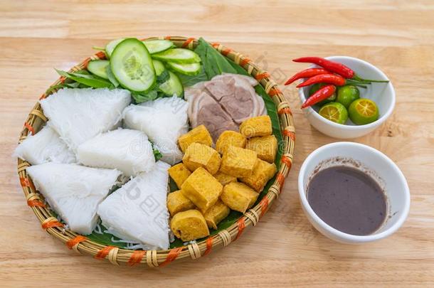 传统的越南美食学,喝醉了的豆腐和面条和虾仁