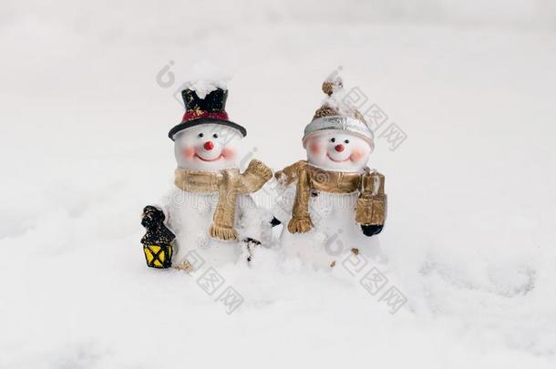 美丽的圣诞节雪人玩具起立向雪.
