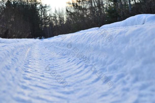 轮子<strong>踩</strong>向白色的雪.指已提到的人跟踪从指已提到的人<strong>踩</strong>关于货车waterhammereliminator水锤作用消除器