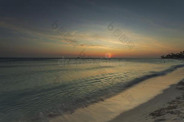 令人惊异的日落向鹰海滩关于阿鲁巴岛岛.加勒比海.未伪造的