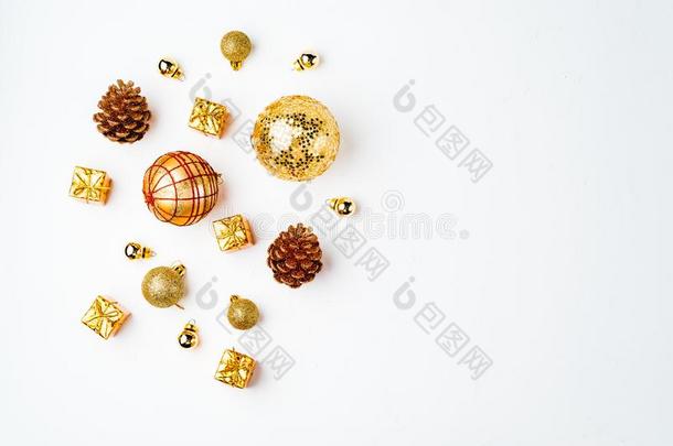 圣诞节金色的背景,圣诞节装饰,圆锥细胞,杂乱,