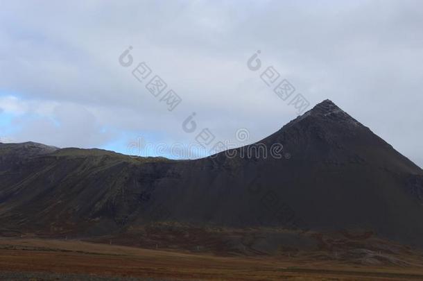 黑的火山的山采用冰岛