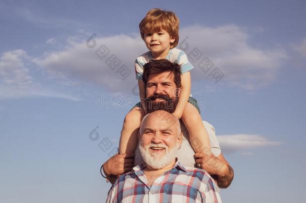 父亲一天-祖父,父亲和儿子是热烈地拥抱和所有