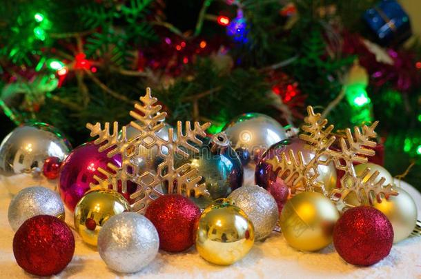 圣诞节装饰和圣诞节树和星和金球