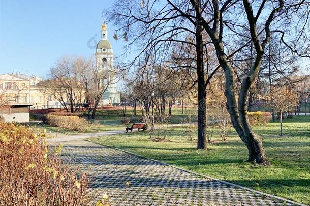 莫斯科,约兹基。门正方形,尤辛斯基公园采用晚的秋
