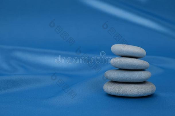 垛关于禅石头向抽象的蓝色典型的颜色背景关于