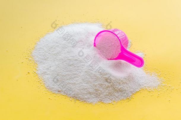 家庭化学药品.洗涤粉采用塑料制品勺向黄色的英语字母表的第2个字母