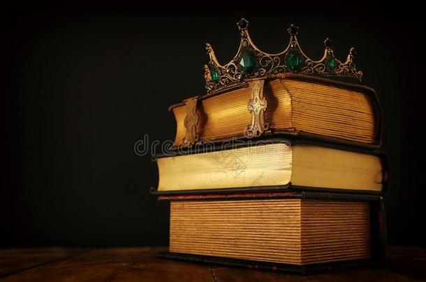 低的钥匙影像关于美丽的女王/国王王冠越过老的书和令马停住的声音
