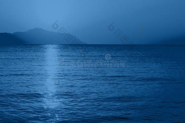 日出越过指已提到的人海采用时髦的颜色典型的蓝色.照片某种语气的我