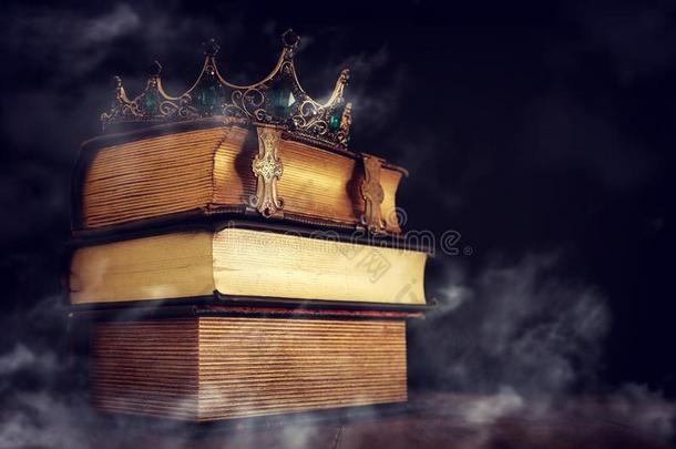 低的钥匙影像关于美丽的女王/国王王冠越过老的书和令马停住的声音