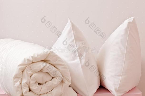 <strong>一包</strong>金箔的在上面毛毯和两个枕头躺向指已提到的人化妆台.豪斯霍尔