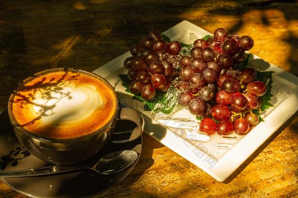 照片关于卡普契诺咖啡和<strong>红色</strong>的葡萄向白色的盘子-文本土壤-植物-<strong>大气</strong>连续体