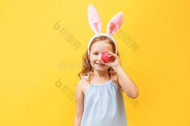 欢乐的小的小孩<strong>女孩</strong>和<strong>兔子</strong>耳和一复活节鸡蛋向一