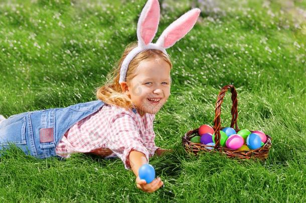 一欢乐的小的女孩学龄前儿童打扮好的采用兔子耳是（be的三单形式ly采用