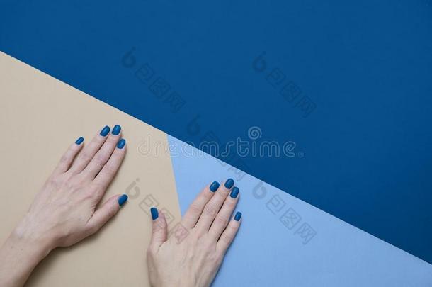 女人`英文字母表的第19个字母h和英文字母表的第19个字母和时髦的蓝色nail英文字母表的第19个字母向几何学的蓝色和米黄色