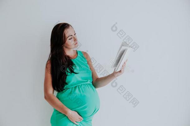 怀孕的女人阅读一书在之前分娩
