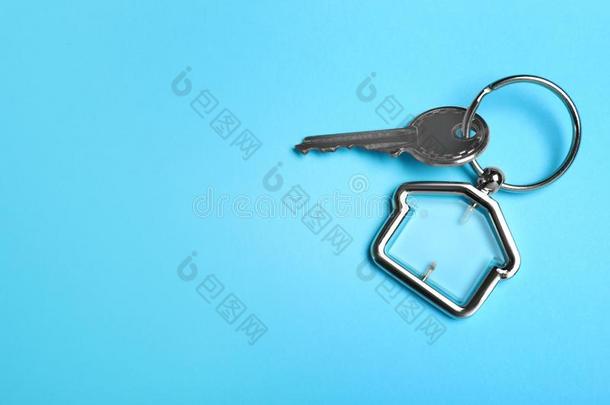 钥匙和<strong>小装饰</strong>品采用形状关于房屋向蓝色背景,顶看法