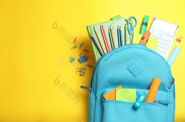时髦的背包和不同的学校文具向黄色的,荧光标记抗体