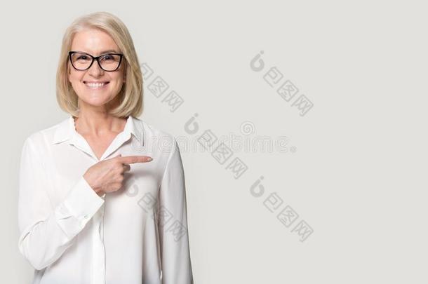 幸福的老的女人采用眼镜show采用g向共空间空白的空间