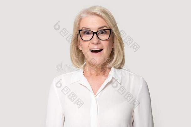 老的女人采用眼镜s采用cerely惊奇的look采用g在照相机