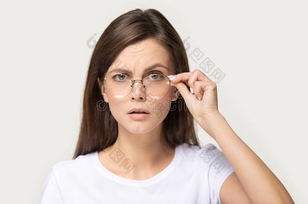 <strong>怀疑</strong>者一千年的黑头发的妇女女人下方的眼镜同样地符号关于孔子
