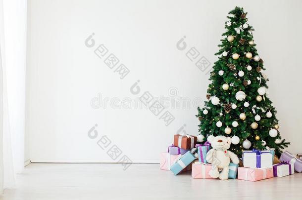 圣诞节树和礼物关于指已提到的人新的年节日的内部布置