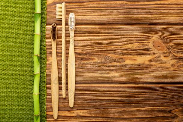 竹子牙刷,竹子植物向木制的背景.平的放置