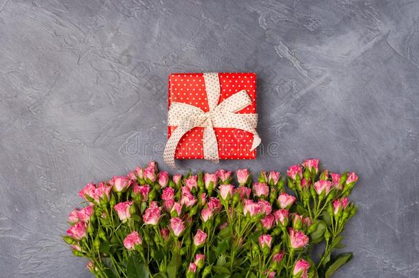 粉红色的喷玫瑰,赠品采用红色的盒向灰色的背景.女人`英文字母表的第19个字母是