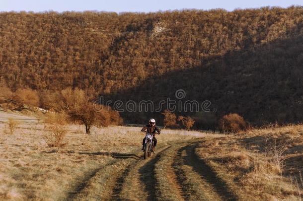 骑<strong>摩托</strong>车的人向<strong>沙漠</strong>,干的干燥的草从落下路,极端的运动,activity活动
