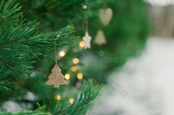 明亮的圣诞节节日的背景,松类的树装饰wickets三柱门