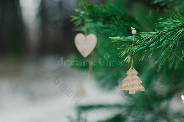 明亮的圣诞节节日的背景,松类的树装饰wickets三柱门