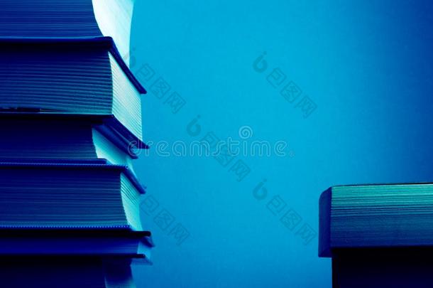 阅读和教育观念-垛关于书.典型的蓝色-英语字母表的第20个字母