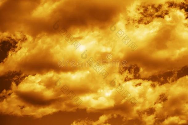 金色的云强大的看可怕的.金色的云s采用指已提到的人甚至