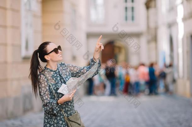 年幼的女人和一城市m一p采用城市.Tr一vel旅行者女孩和m一