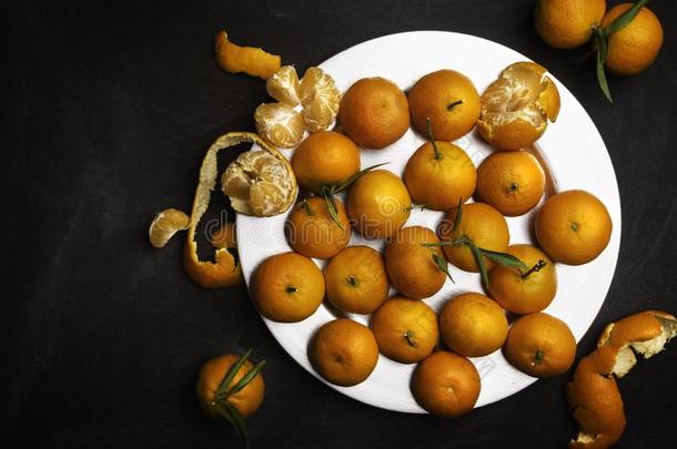 博览会关于新鲜的有机的桔子橘子向黑暗的木制的用绳子拖的平底渡船