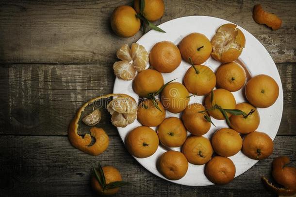 博览会关于新鲜的有机的桔子橘子向黑暗的木制的用绳子拖的平底渡船