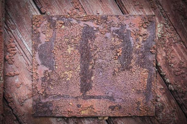 老的酿酒的生锈的金属盘子向木制的板.空的tem盘子.英语字母表的第20个字母
