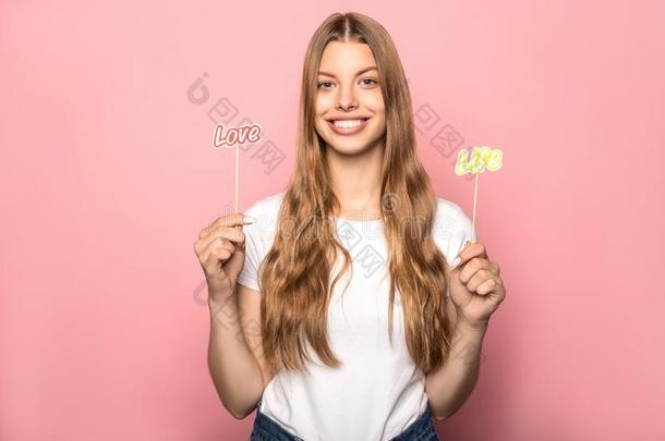 女孩佃户租种的土地生活和爱字体向乡间隔离的向粉红色的