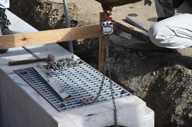 安装建筑物关于大街排水沟向指已提到的人路