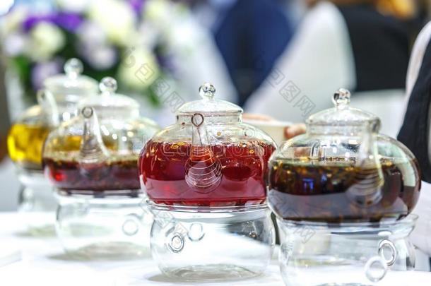 透明的玻璃茶壶和调<strong>制茶</strong>水