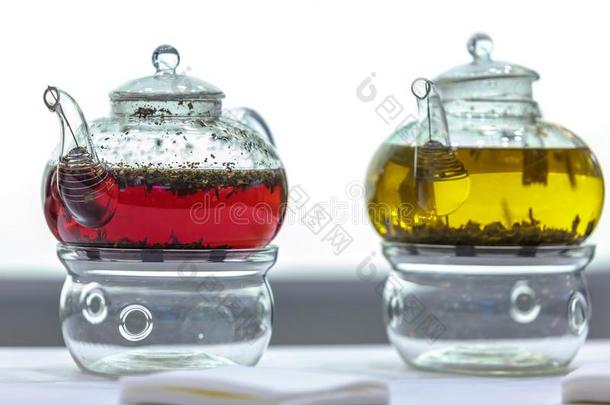 两个清楚的玻璃茶壶和调制茶水