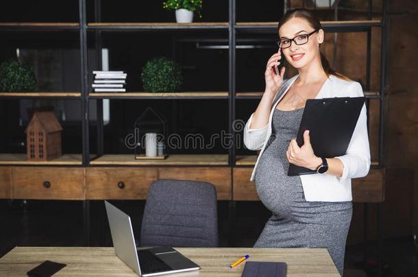 怀孕的女商人.怀孕的成熟的女商人工作的在